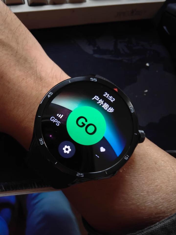 屏幕:亮度确实不错,太阳下也看得清,显示属于清晰锐 手表手机里表示倒