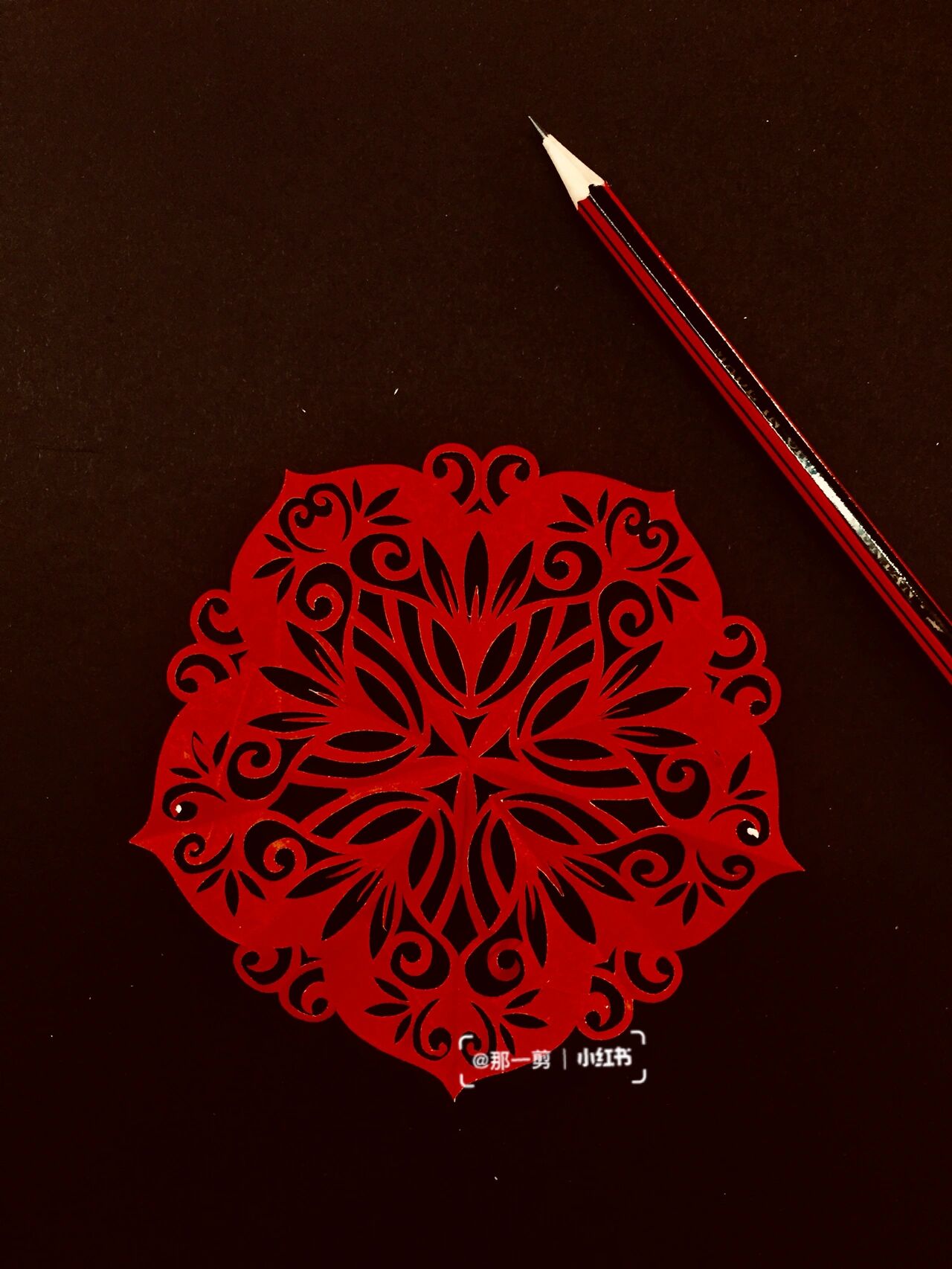 一幅五折对称的阴阳结合的剪纸,喜欢学起来 主页顶端有个合集,里面有