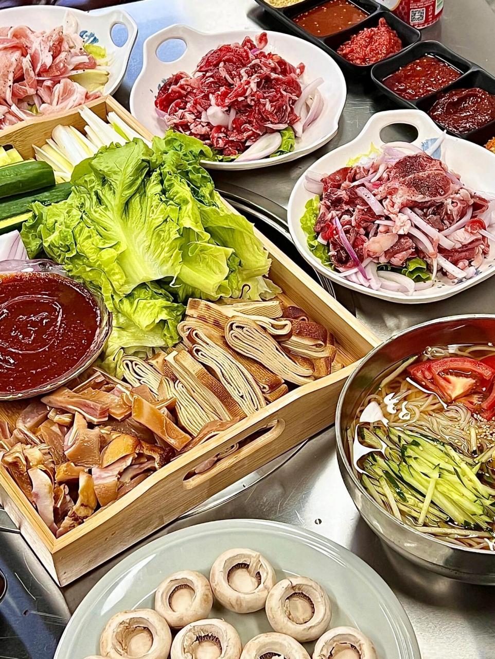 这家东北地炉烤肉直接把我香迷糊了6015 嘿嘿～ 这里是米诺儿