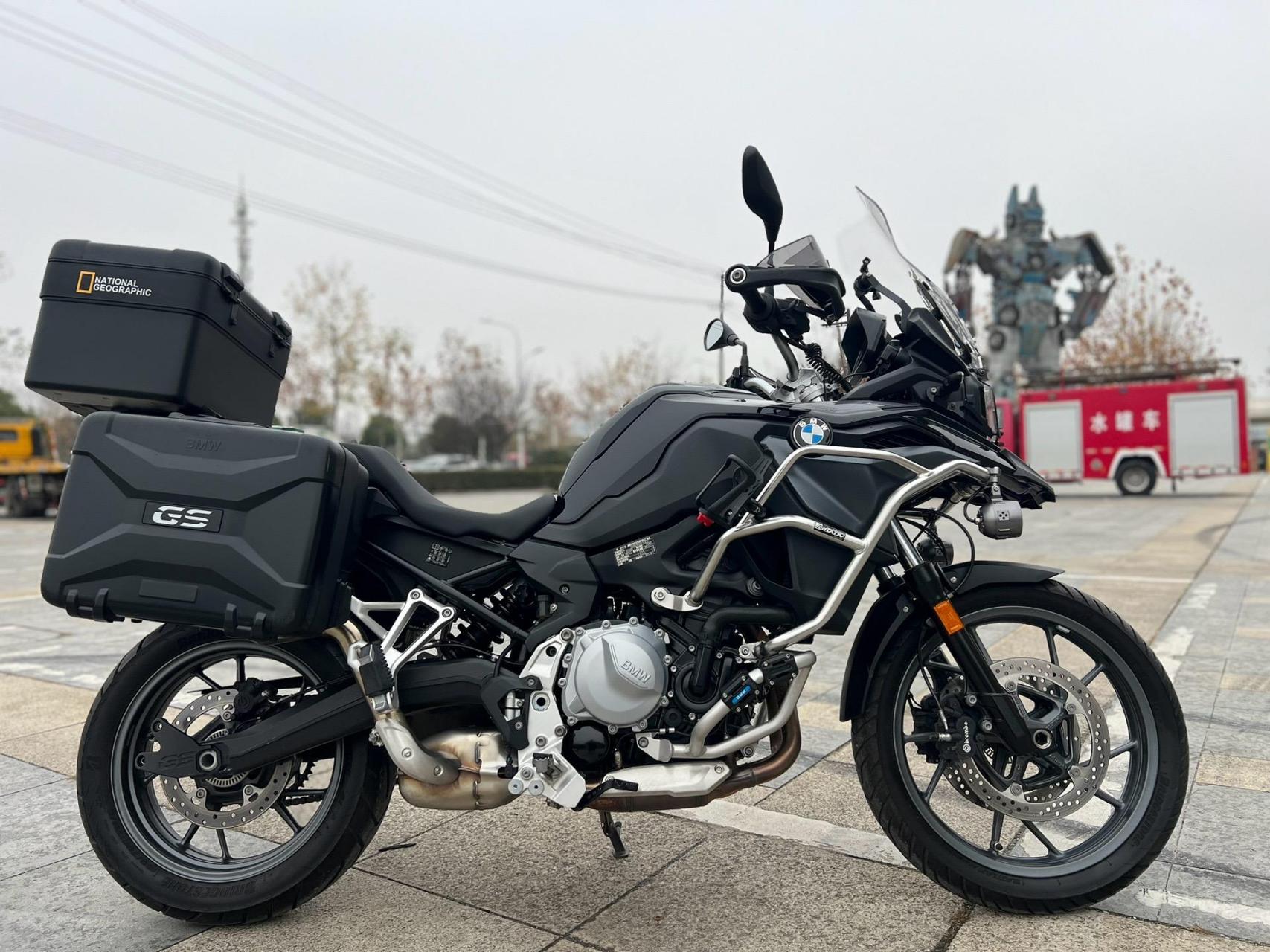 最新拿下 22年宝马f750gs,原厂gs三箱,gsadv上下护杠,射灯,顶配带电子