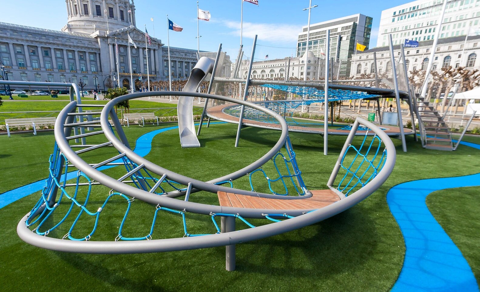 公共艺术 - 市政中心游乐场 设计焦点是三个富有表现力的游乐设施