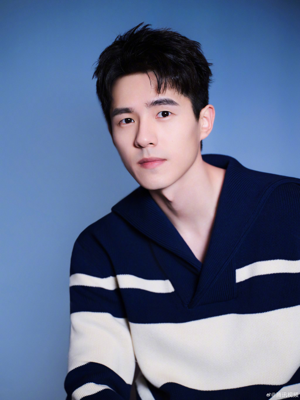 刘昊然身后钟表代表十周年恭喜刘昊然turbo 出道十周年啦!