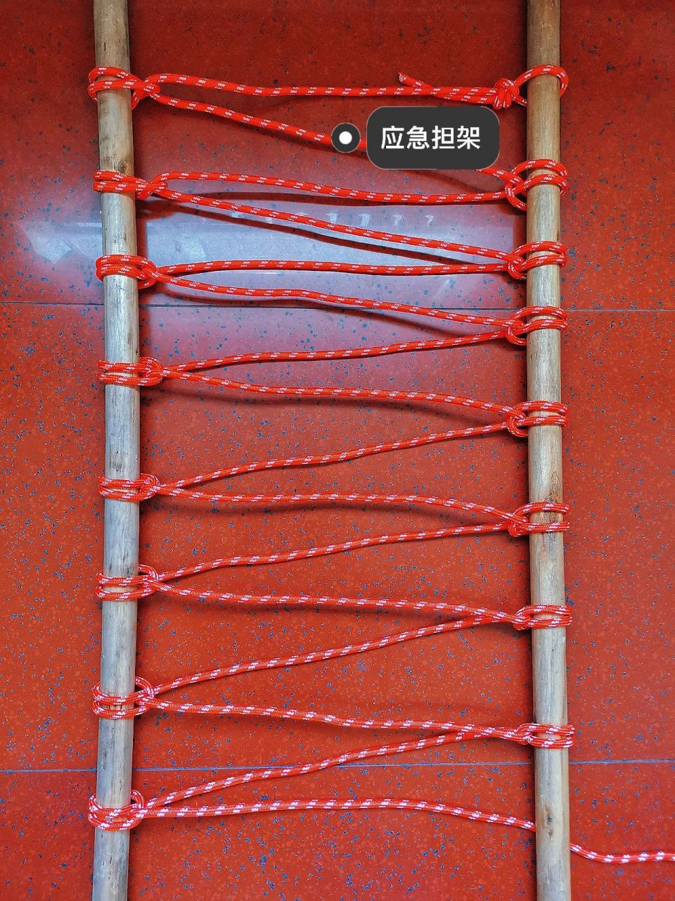 野外应急救援之简易担架制作 用水域救援绳和双套结制作的简易担架