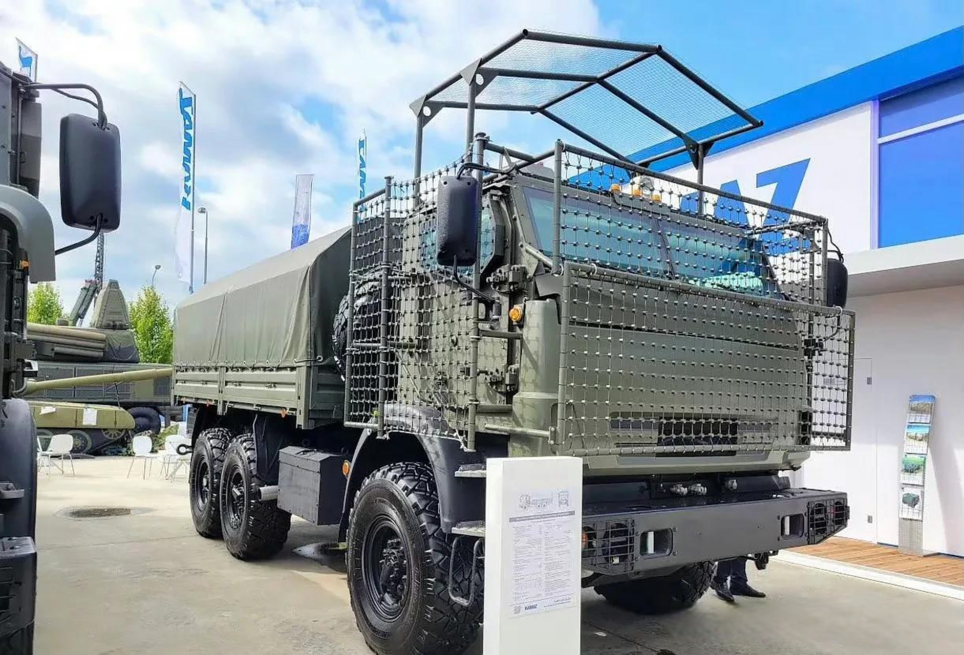 陆军2023中展出的配备装甲驾驶室和防护网及顶棚的卡玛兹-5350 卡车.