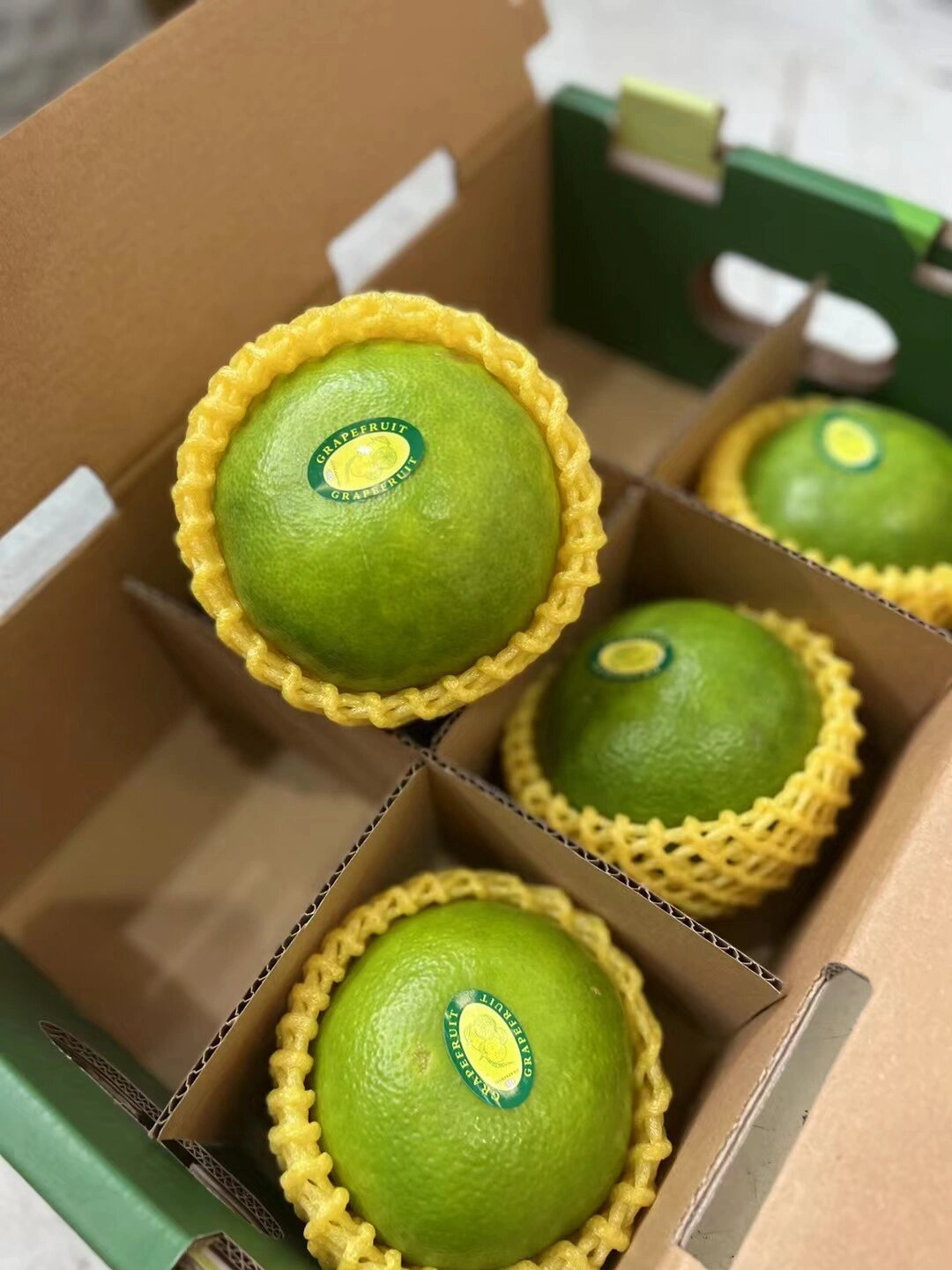 今日介绍:青皮葡萄柚 葡萄柚果型圆润,皮薄,柚香味浓,果实柔嫩多汁