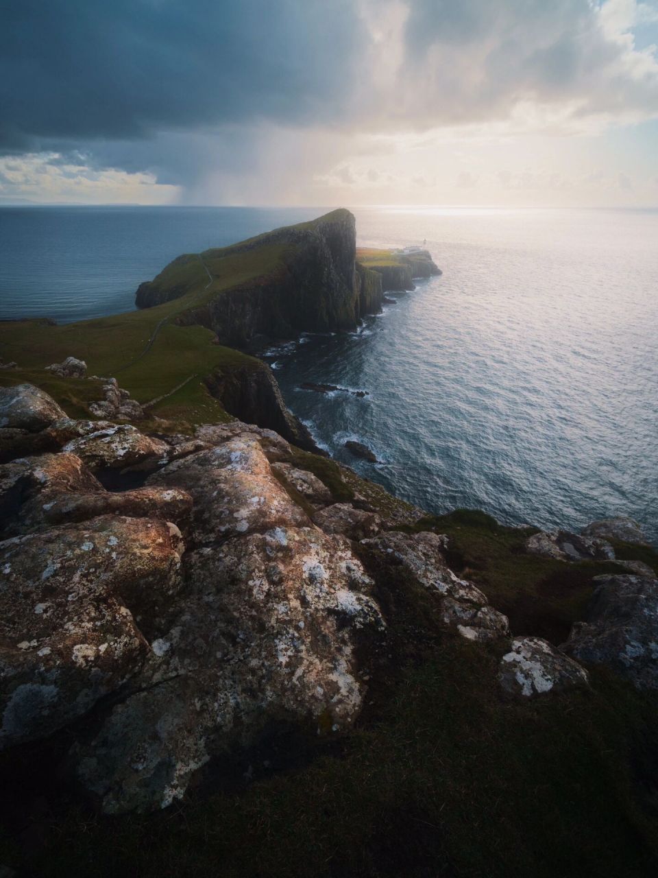 天空岛(isle of skye)又称斯凯岛,是苏格兰内赫布里底群岛最大也是最
