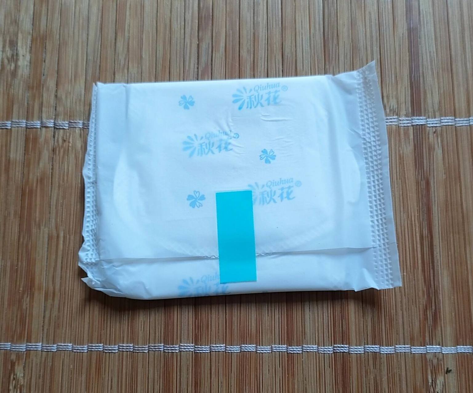 更干净 我拿了护垫示范 图一,护垫本垫 图二,撕卫生巾时,把里面那层也