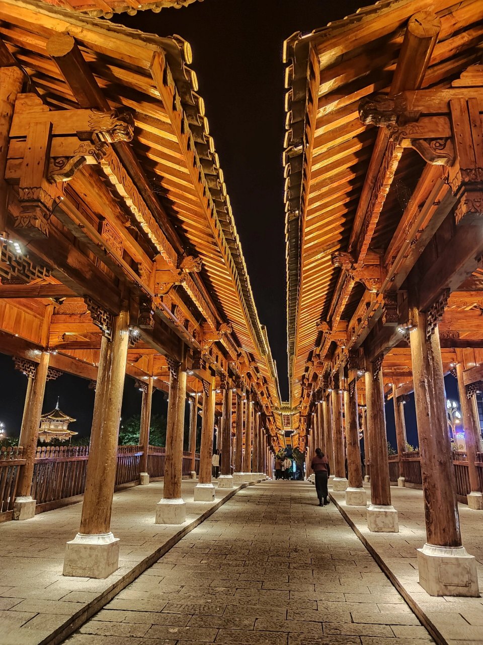 安宁的遥岑楼和永安桥 都是安宁市的文物古迹,也几经损毁和重建.