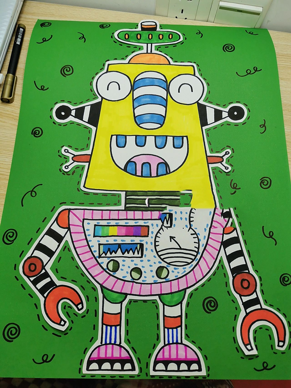 儿童画《机器人》 年龄:6～7岁 材料:素描纸,彩卡,勾线笔,水彩笔