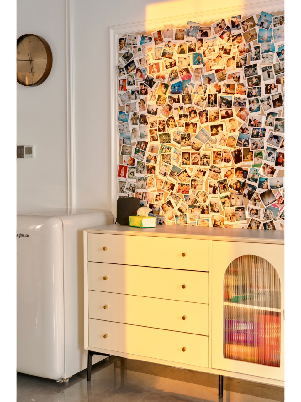 实木线条加自粘毛毡贴diy照片墙 照片打印出来,花半天时间diy一面照片