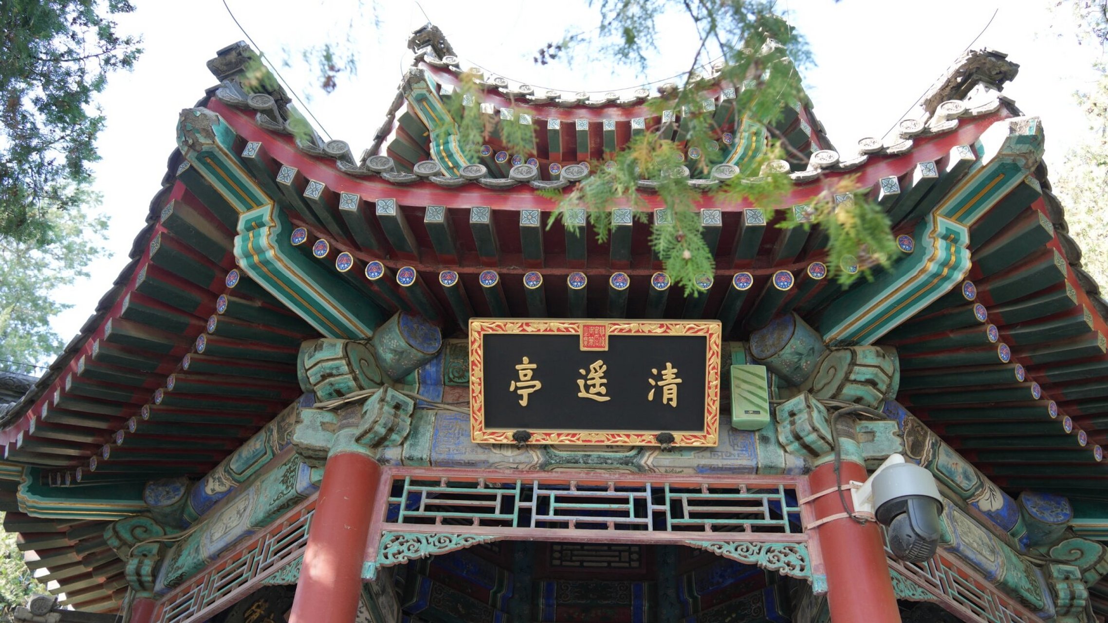 颐和园长廊上的四个亭子 长廊东起邀月门,西至石丈亭,从东向西有四个