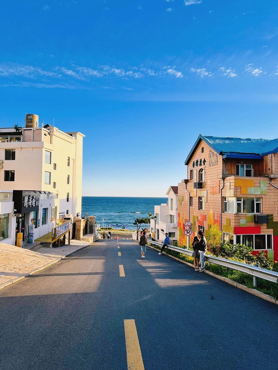 火炬八街 据说是威海"小镰仓",确实很美,有点内味儿了 这条路的尽头是