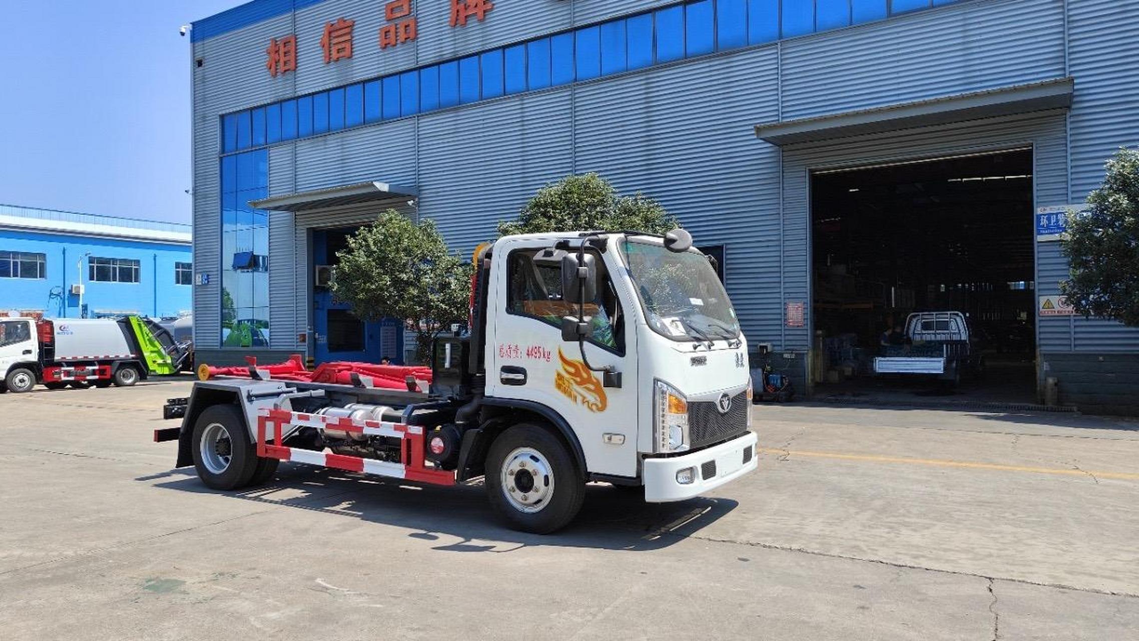 10吨王重汽豪曼蓝牌勾臂车,可以起吊10吨建筑垃圾箱可选液压锁紧!