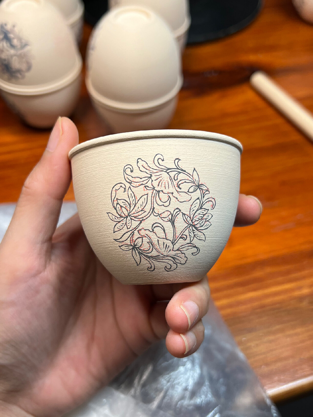 画一只荷莲纹的青花瓷茶杯