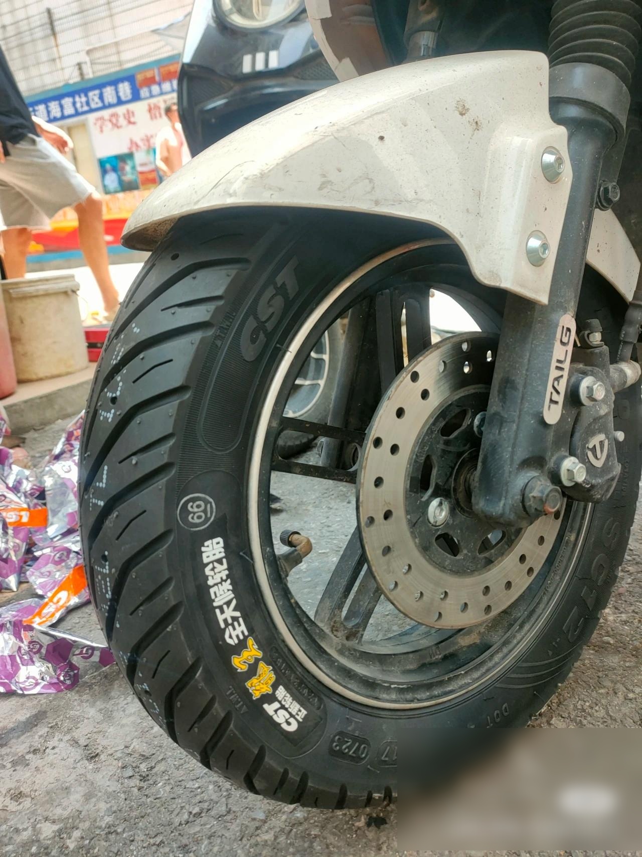 电动车更换正新龙王半热熔轮胎,妈妈再也不用担心我下雨天骑车打滑了