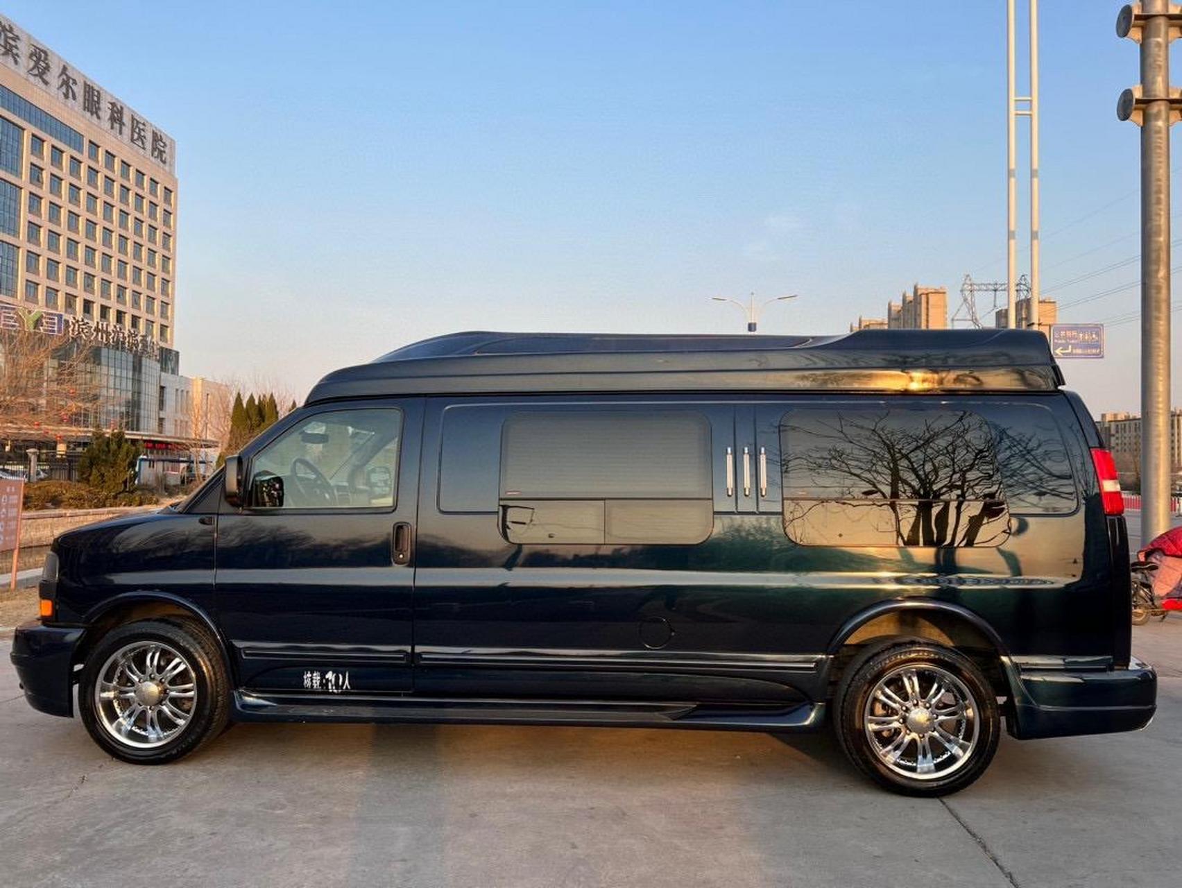 2011款gmc萨瓦纳 -商务之星10座至尊版,陆上头等舱,安全行驶5万多公里