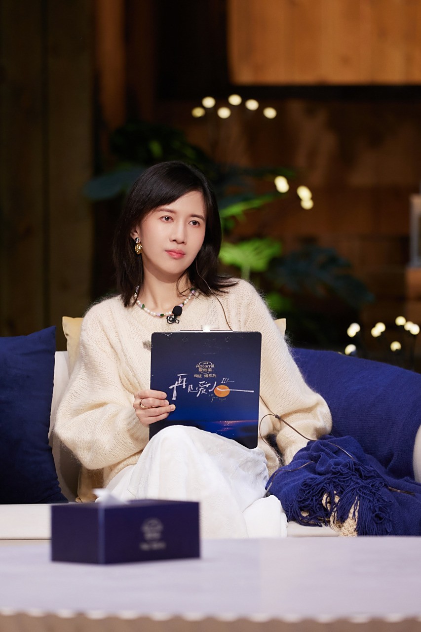 【#再见爱人# 高清剧照】papi酱 时而托腮,时而皱眉,时而思考,时而