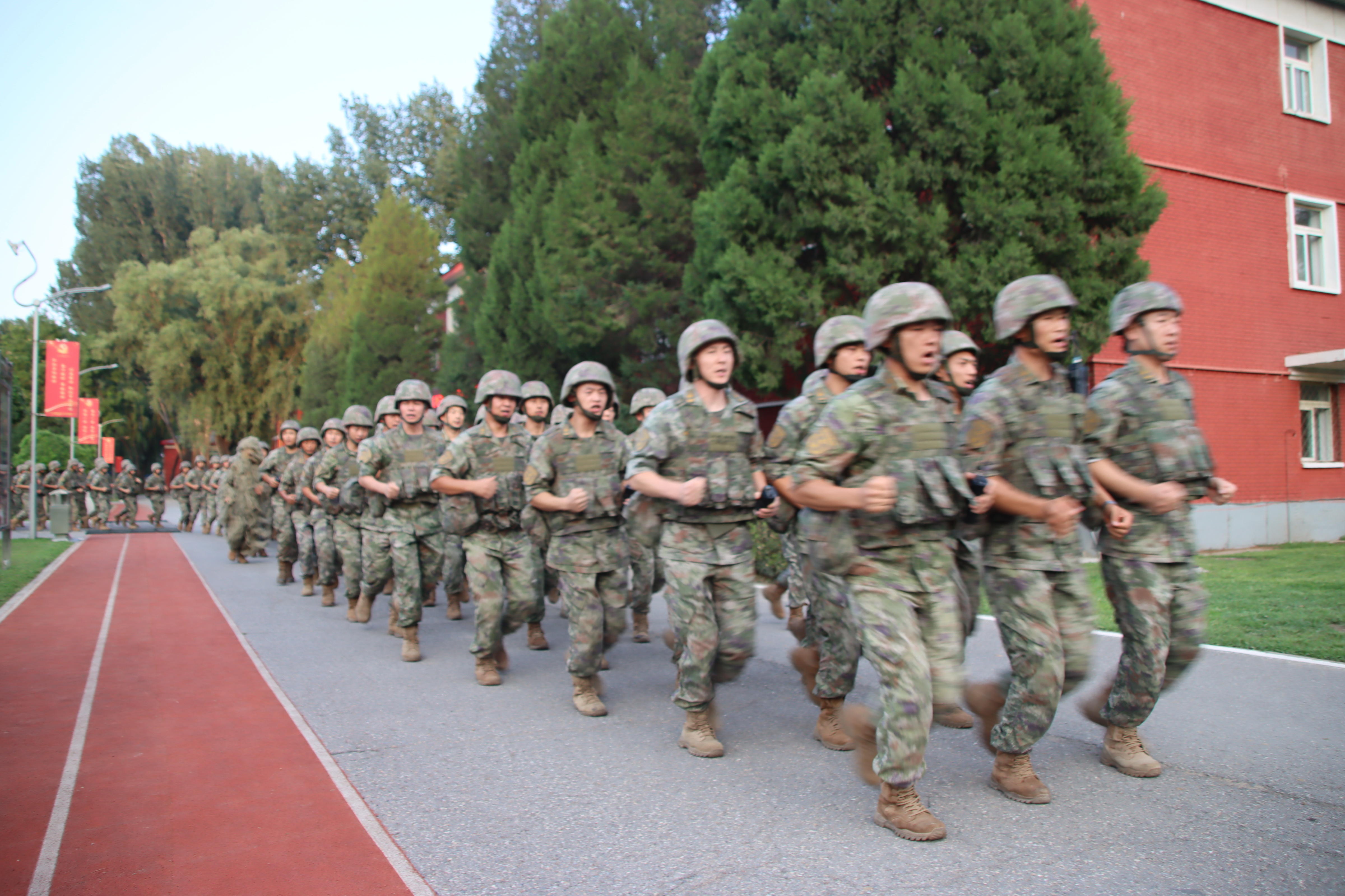 近日,驻京某部树立实战导向,掀起