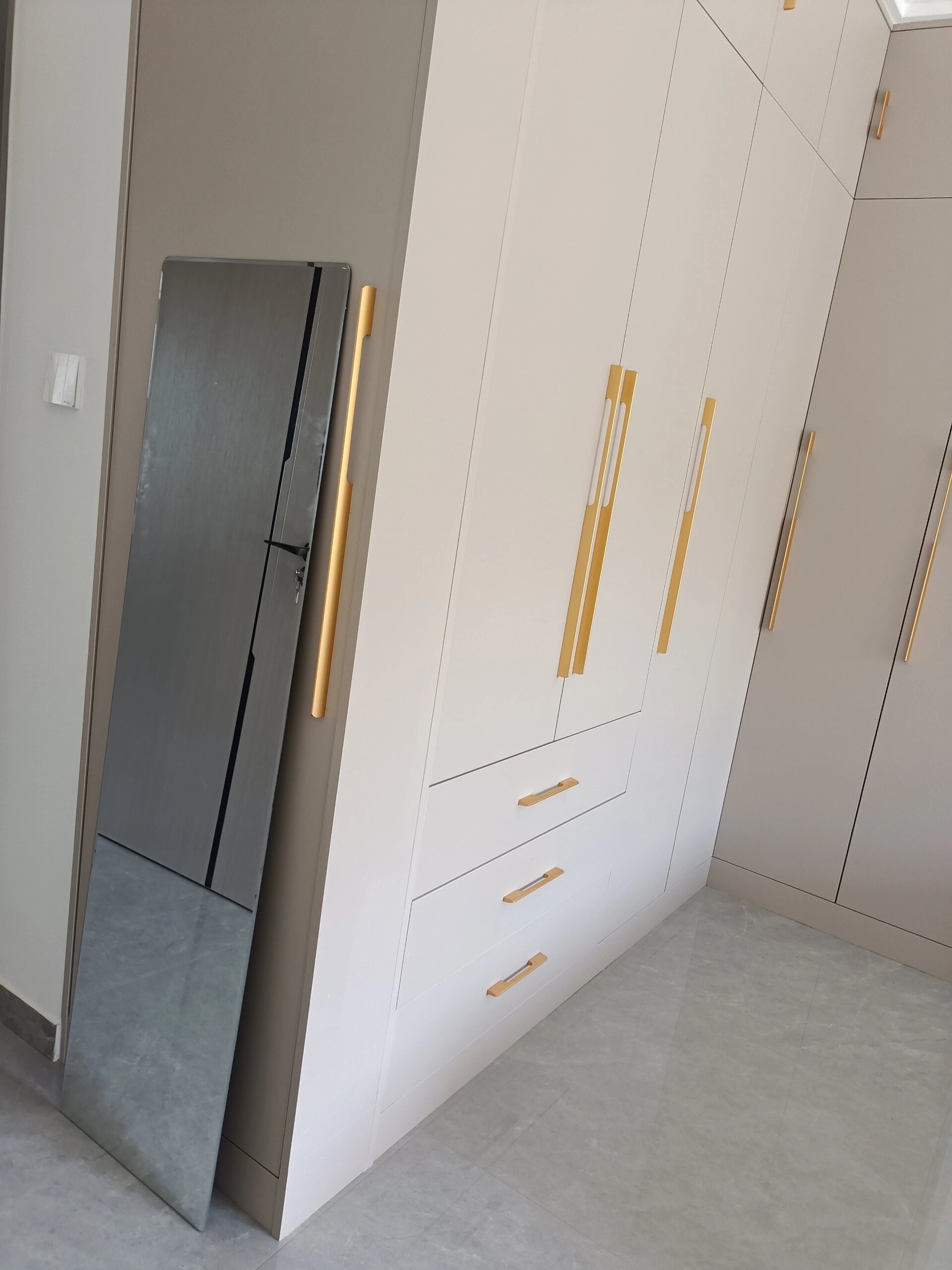 全身镜卧室挂哪里