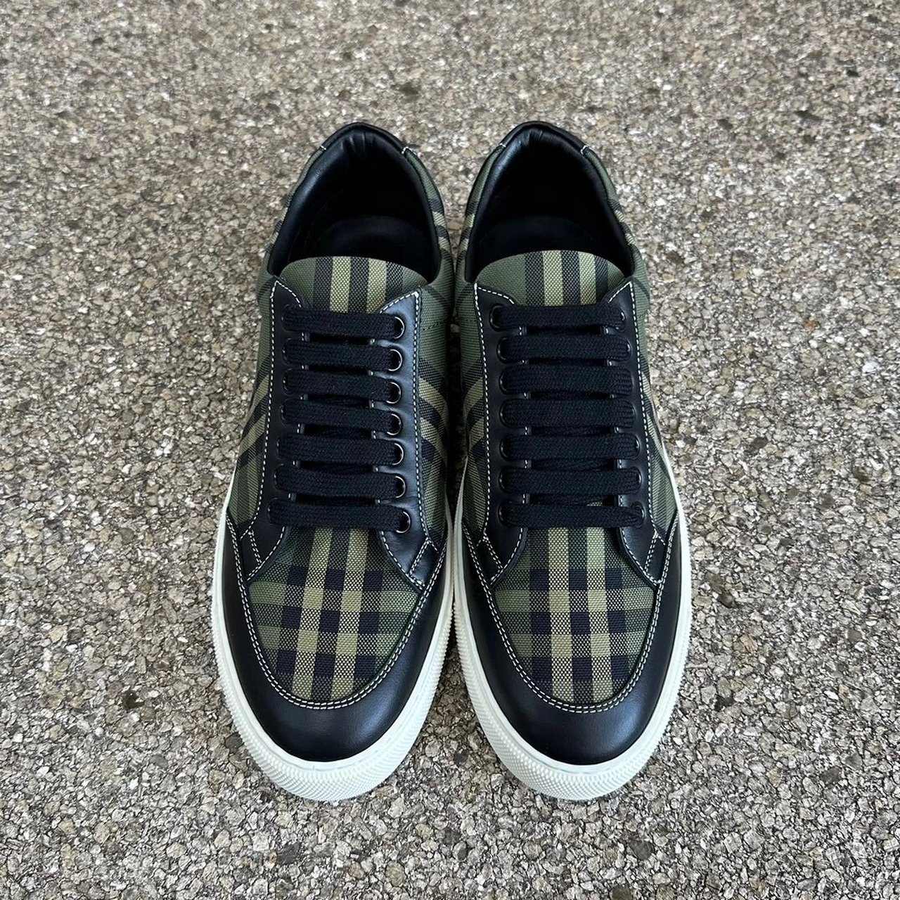 burberry 巴宝莉女士板鞋 经典格纹特价!