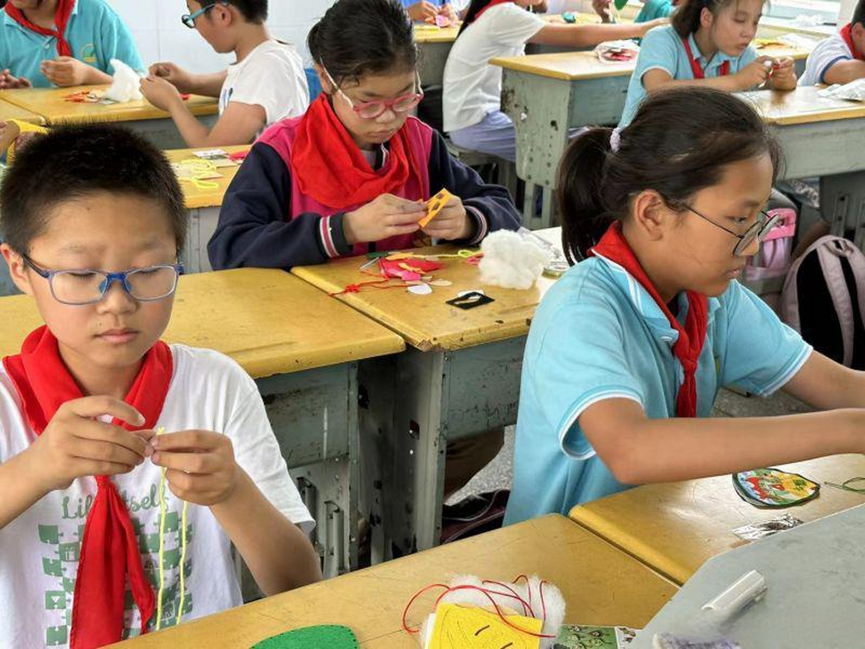 【江都锦西小学:浓情端午 巧手做香囊】6月21日下午,江都锦西小学开展