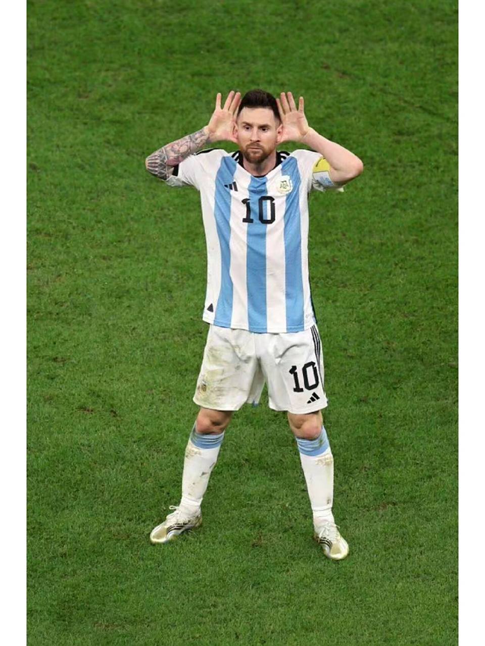 「梅西」对阵荷兰进球后的庆祝动作 这是梅西的国家队队友兼前辈