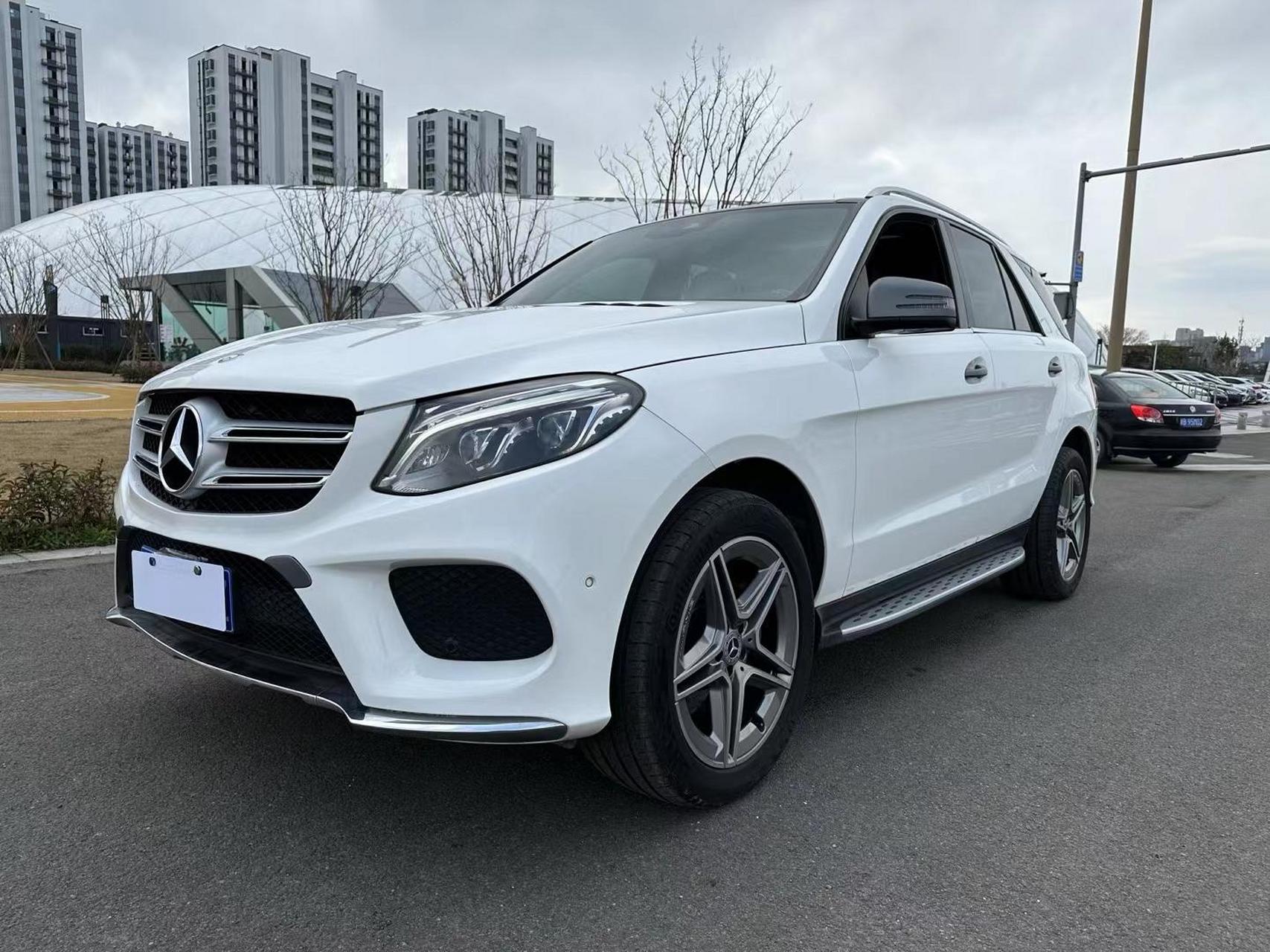 最新到店:17年奔驰gle320豪华 ,指导价82.2万这款,上路百过万!