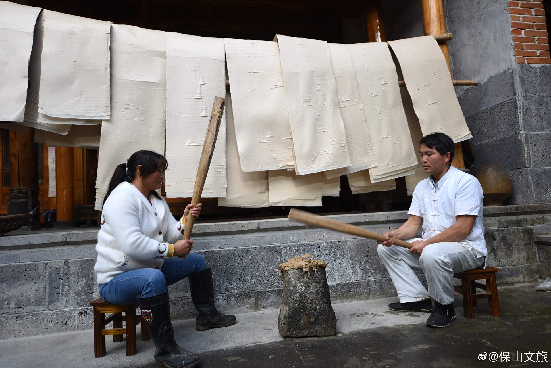 腾冲手工抄纸是一项历史悠久的民间传统技艺,除打浆工序外(机器代替