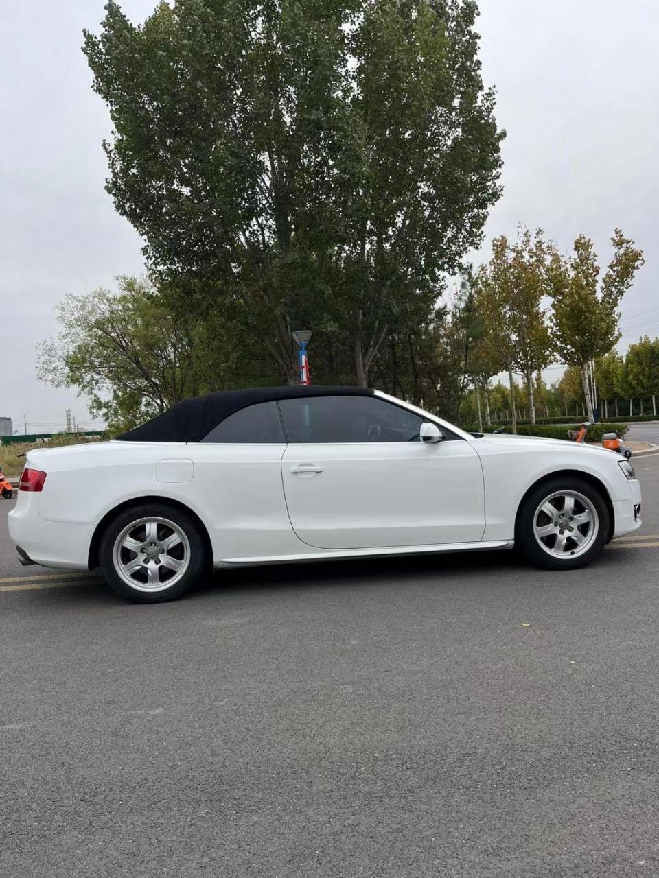 2011年纯进口奥迪a5软顶敞篷跑车,两门四座,新车落地六十多万,2.