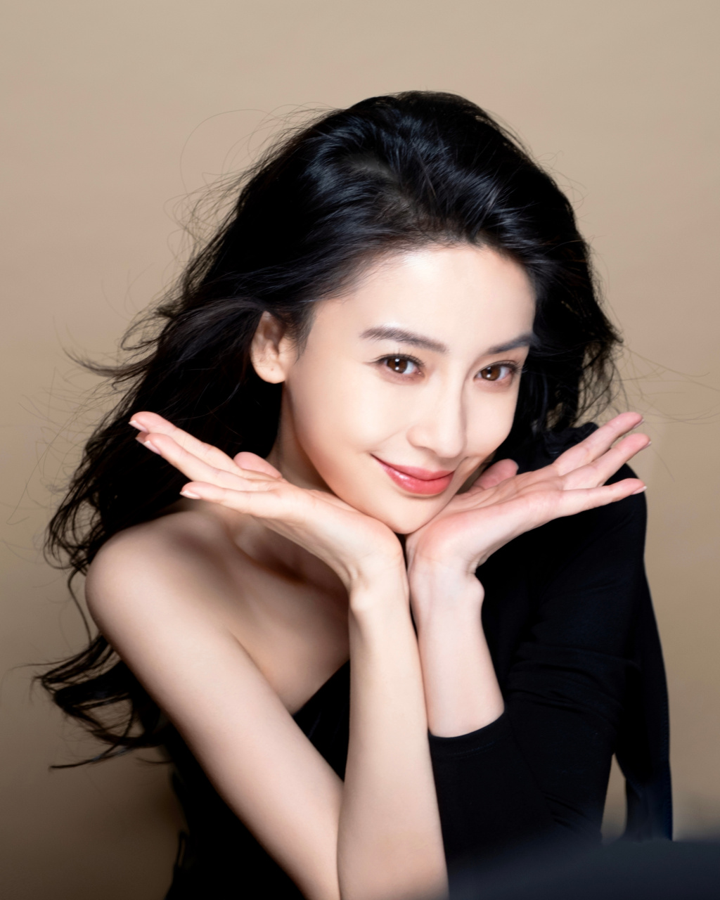 angelababy ·@angelababy剪影比心 星妆耀眼,气场全开,镜头前演绎