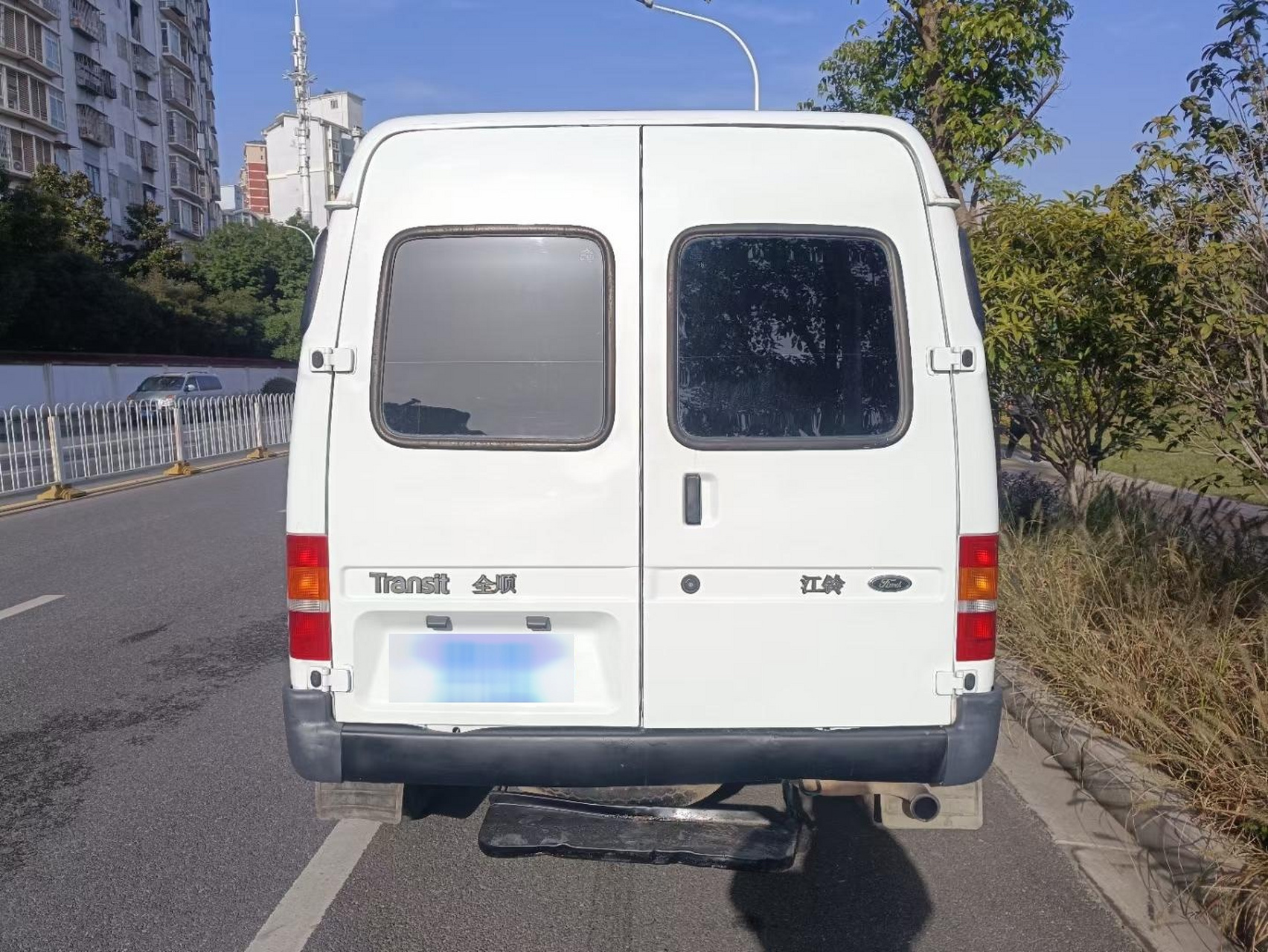 2014 年加长中顶福特经典全顺,蓝牌七座,国四排放,搭载 2.