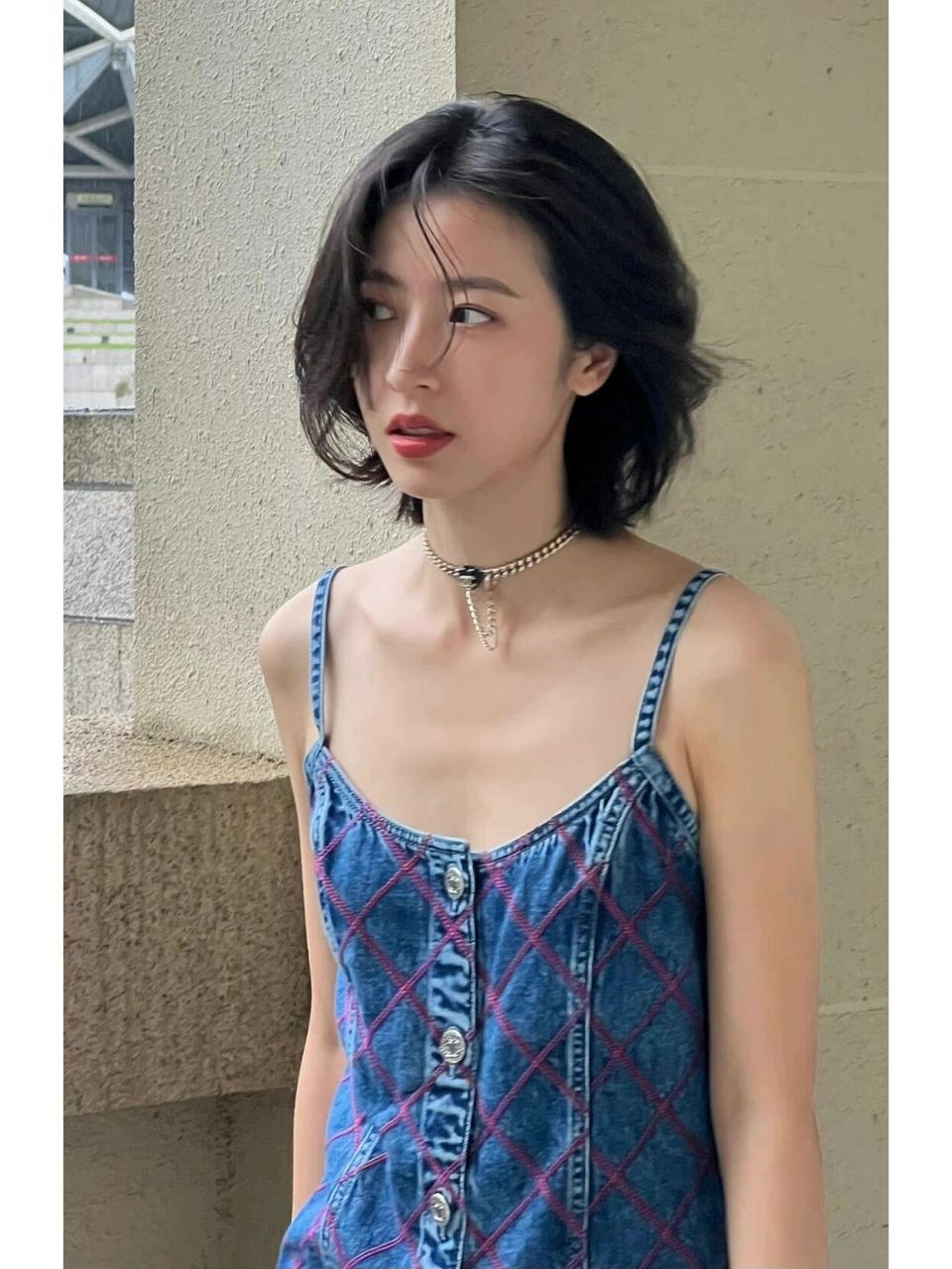 美女演员—周雨彤 安徽淮南姑娘周雨彤牛仔吊带低胸短裙的妆扮怎么样