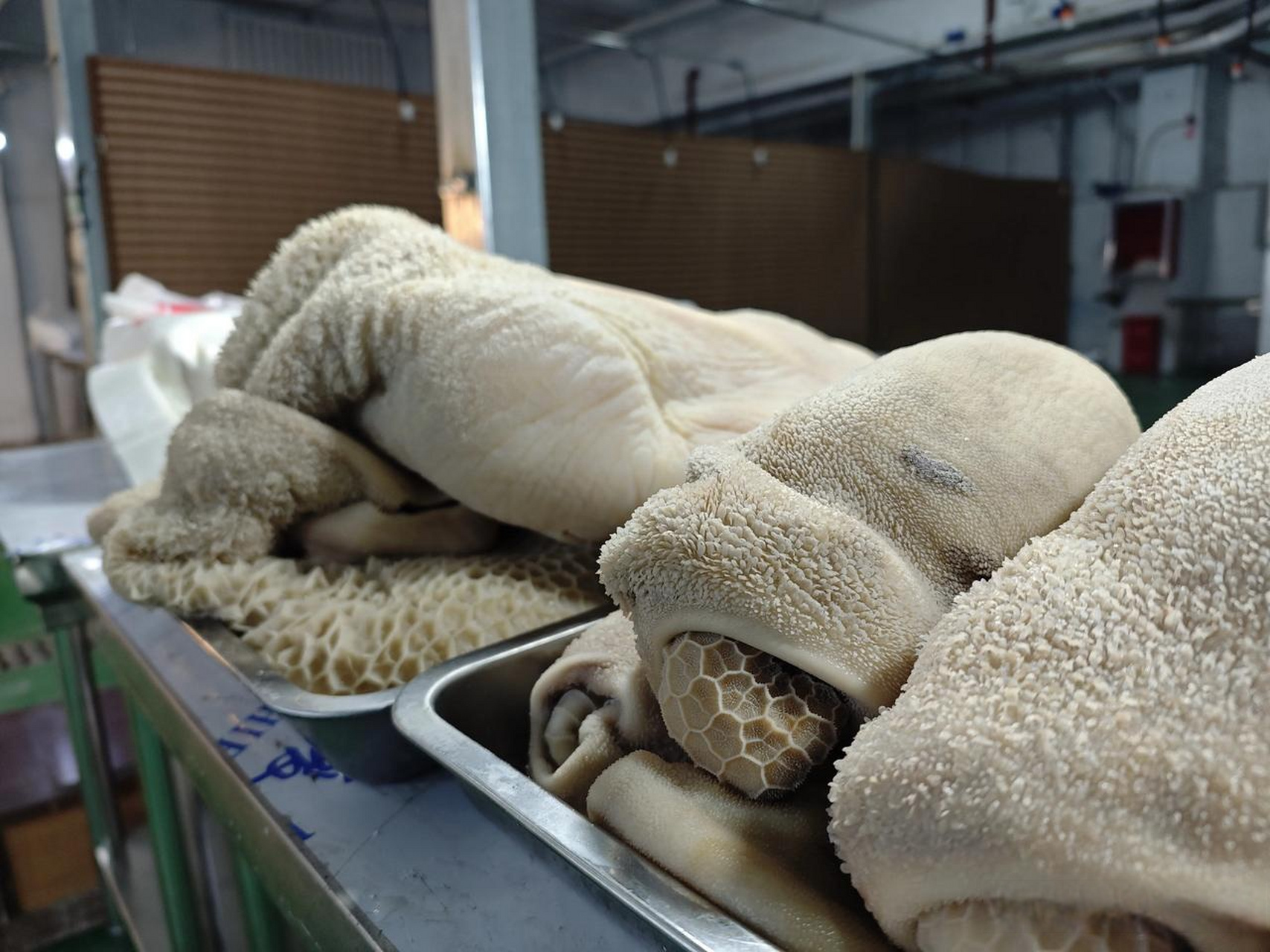 你好乌鲁木齐  新疆聚邦市场牛羊肉区的牛羊肉价格,最近受进口牛羊肉