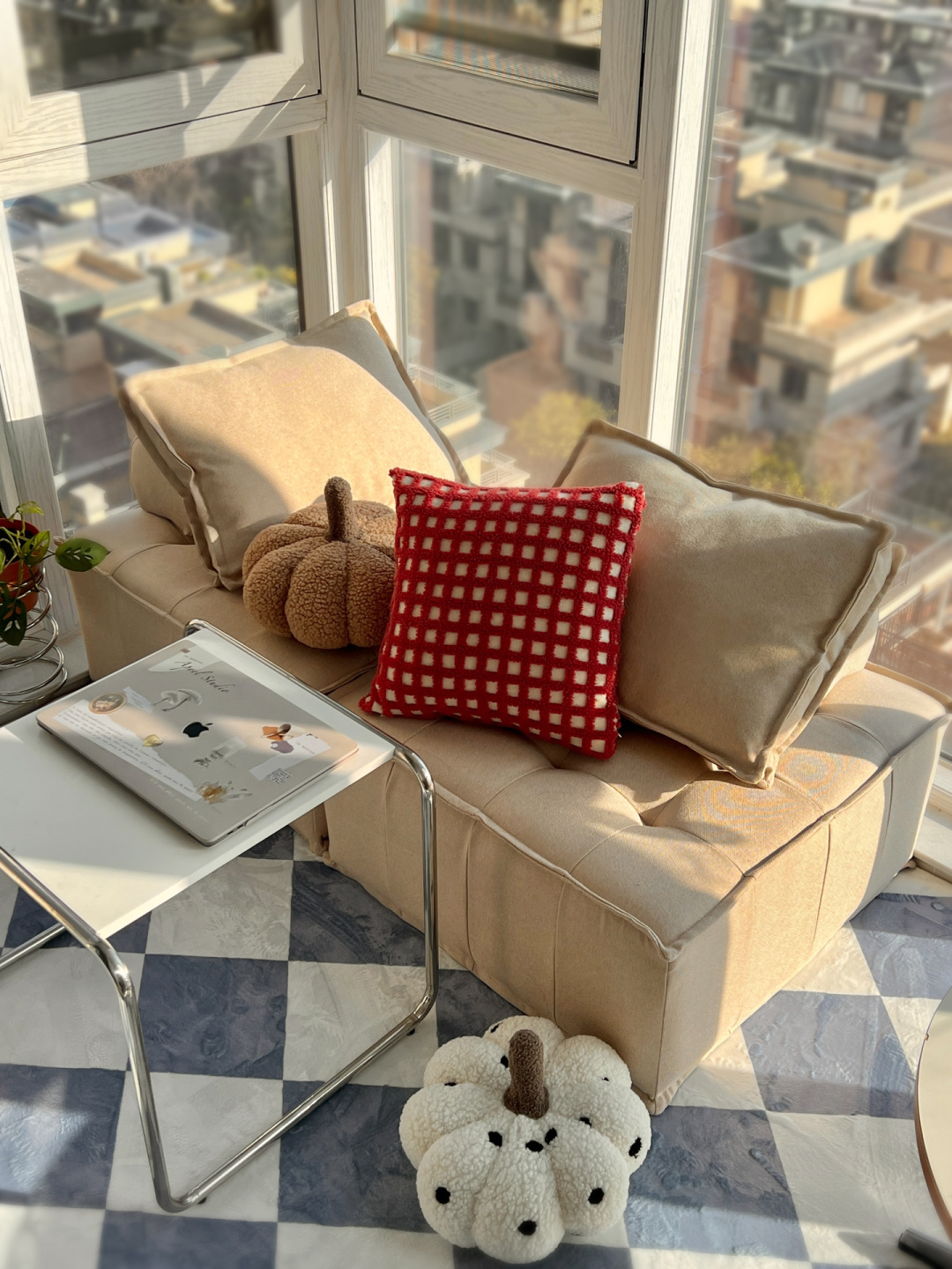 我家阳台上的沙发,已经成为我近期偏爱的小天地了 窝在这里看书,追剧