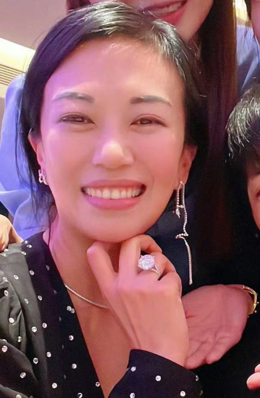 林有慧的钻戒好闪#萧敬腾求婚成功后晒出的照片里,林有慧的钻戒好闪