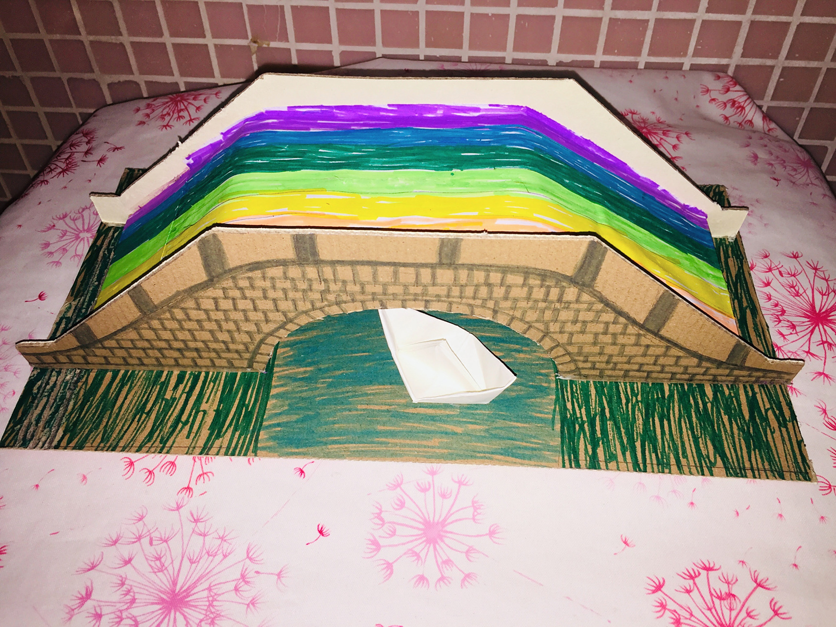 用废纸箱制作的彩虹桥 来来来,交作业了,幼儿园手工作业之纸箱彩虹桥