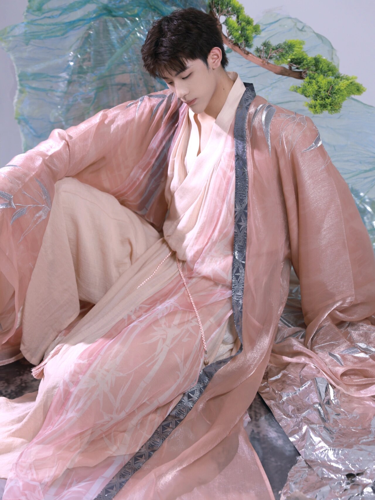 这不就是我那竹林深处的国风美少年嘛😍 男生穿肉粉色汉服～真的真
