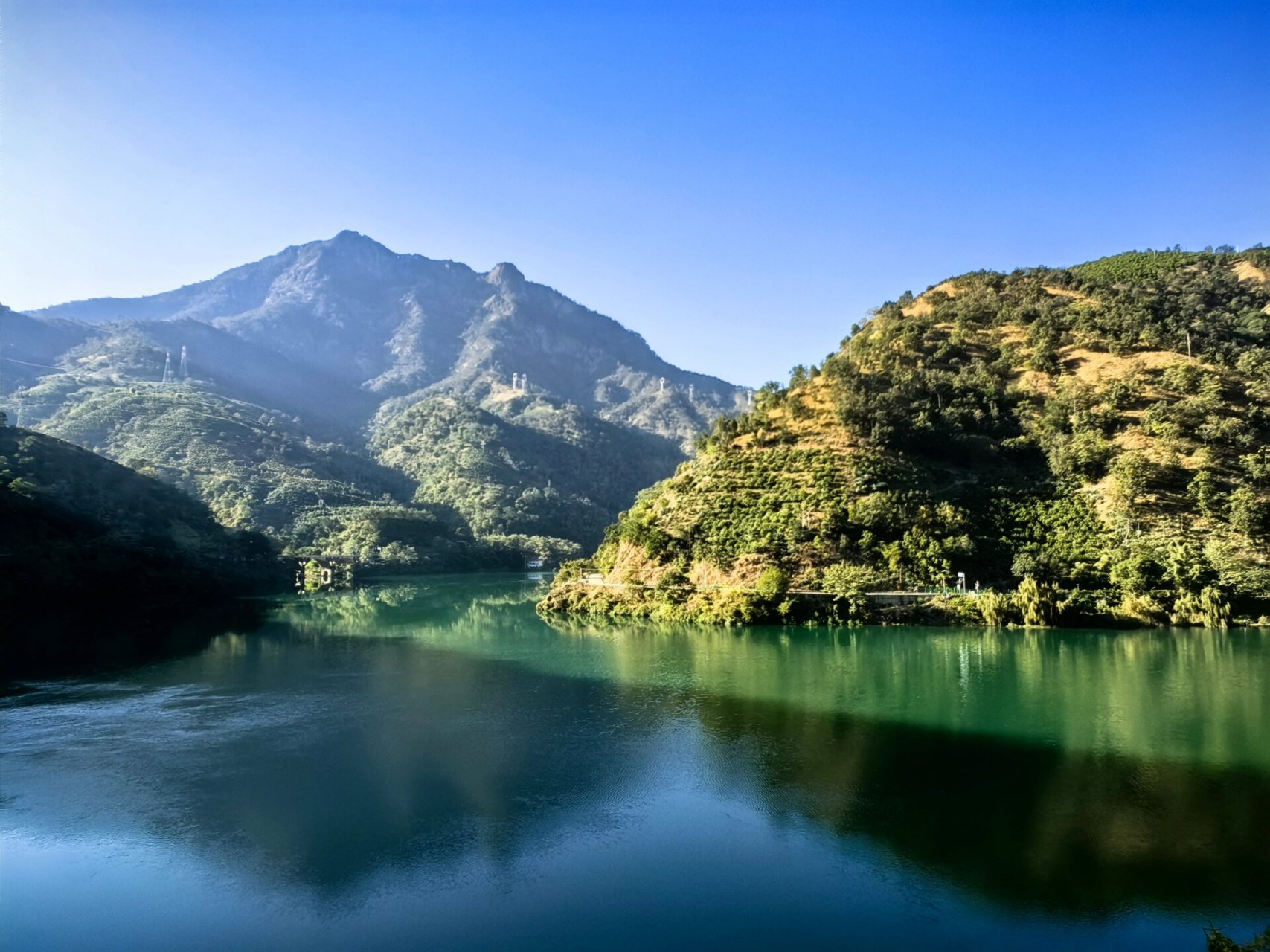 攀枝花二滩风景如诗美如画      攀枝花二滩风景区观景台,风景美如画.