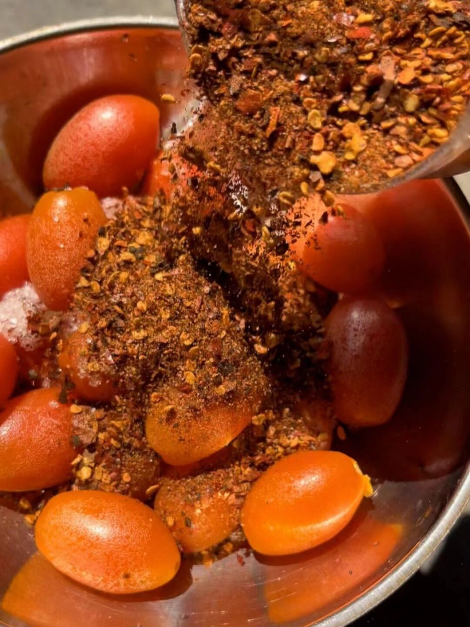 羊奶果吃起来酸酸甜甜的,蘸辣椒面吃太板扎了,一碗都不够吃那种[舔屏