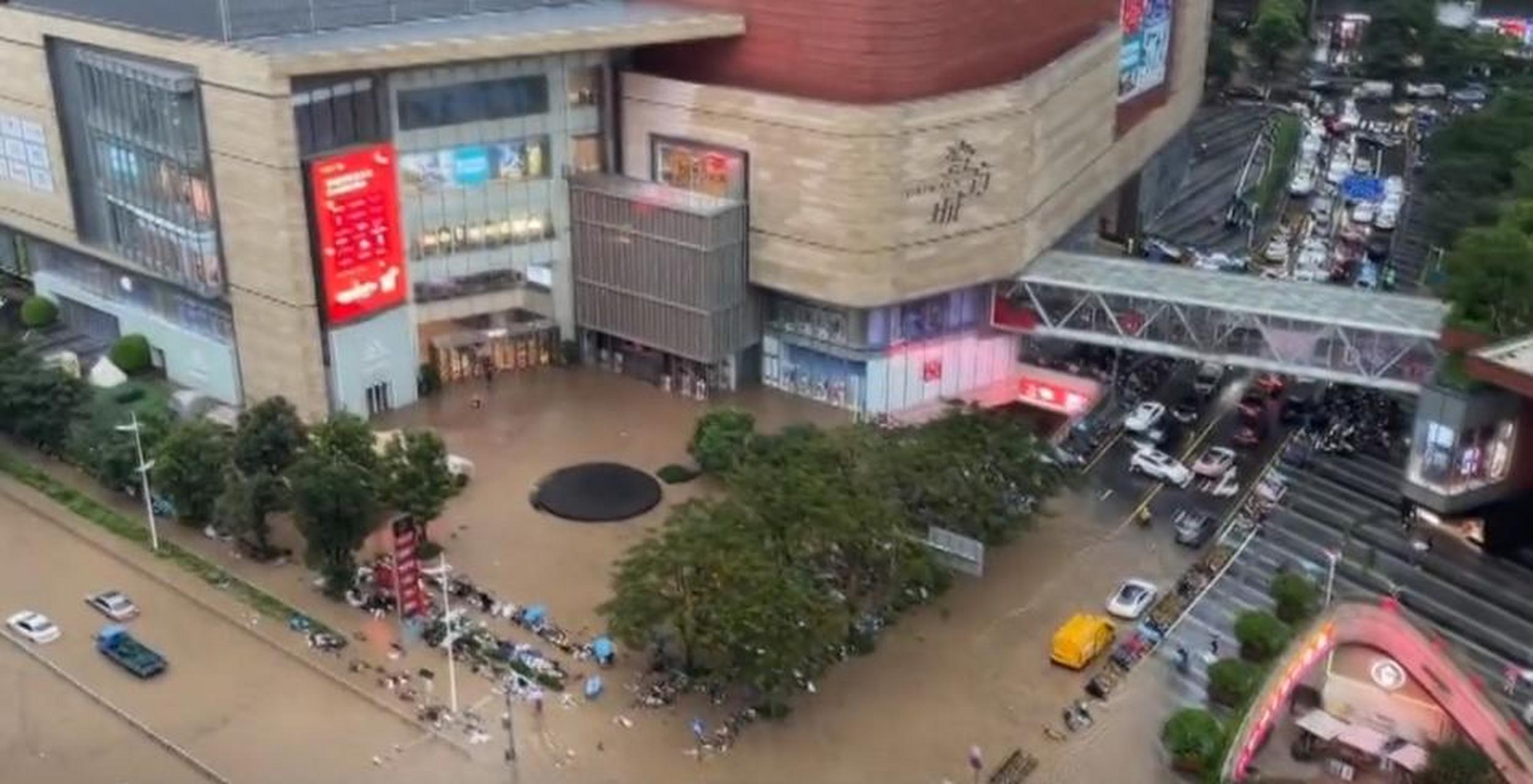 【深圳暴雨致一商场遭雨水突袭,一楼积水严重,街道办:无人员伤亡】6月