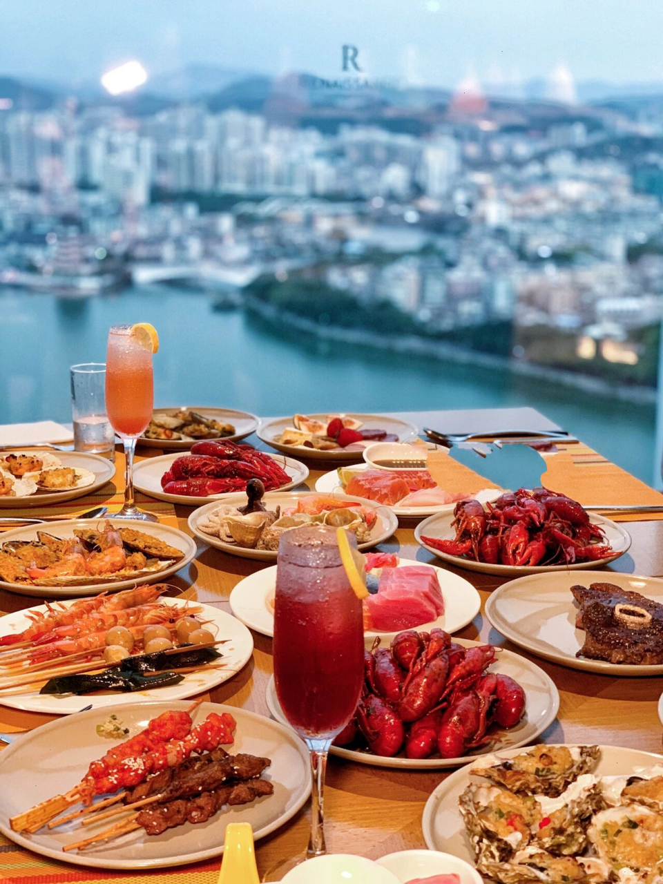 惠州五星级富力万丽酒店海鲜自助餐 和朋友聚会选定了自助餐 在某团买