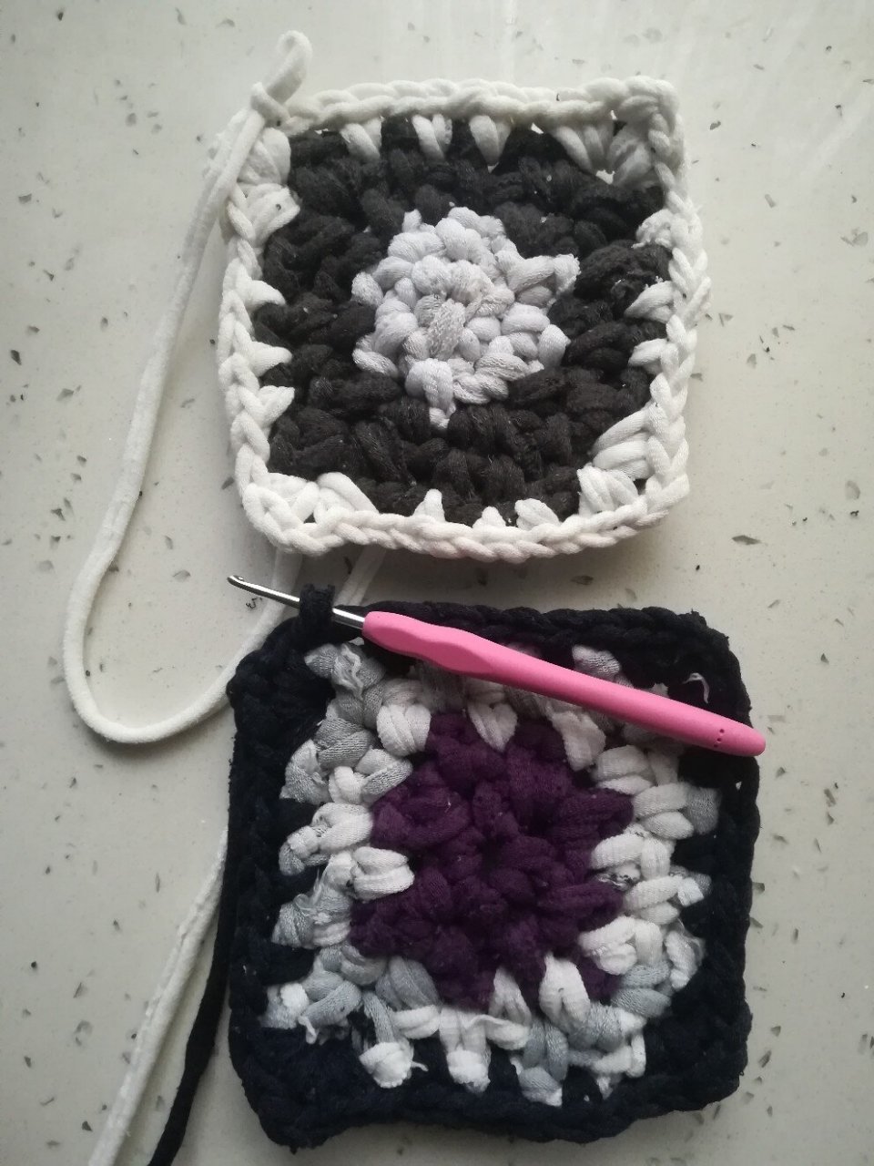 旧袜子改造成地垫 旧袜子别扔,剪成条形钩成自己喜欢的型状圆的方的