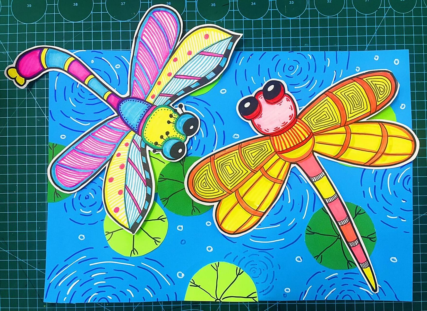 今日分享夏日荷塘创意美术蜻蜓点水小池荷叶荷花蜻蜓,露珠蝌蚪.