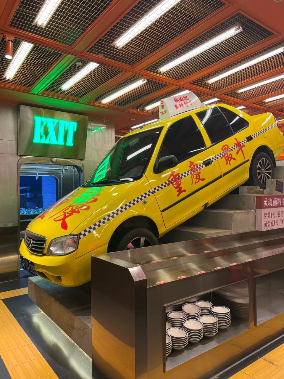 真的不是在重庆6015这里是郑州 把重庆出租车搬进店里 这个老板有