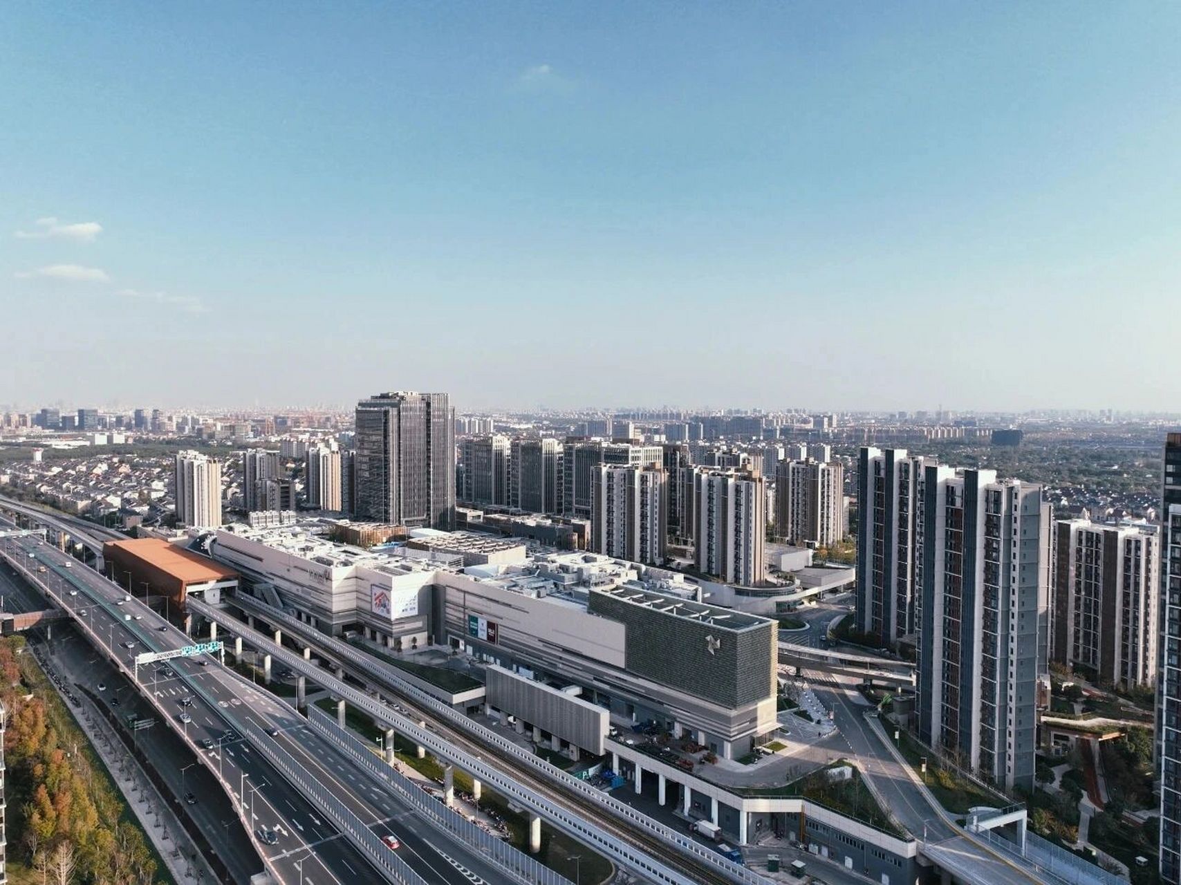 上海万科"天空之城" 上海万科"天空之城" 位于虹桥枢纽,由上海万科联