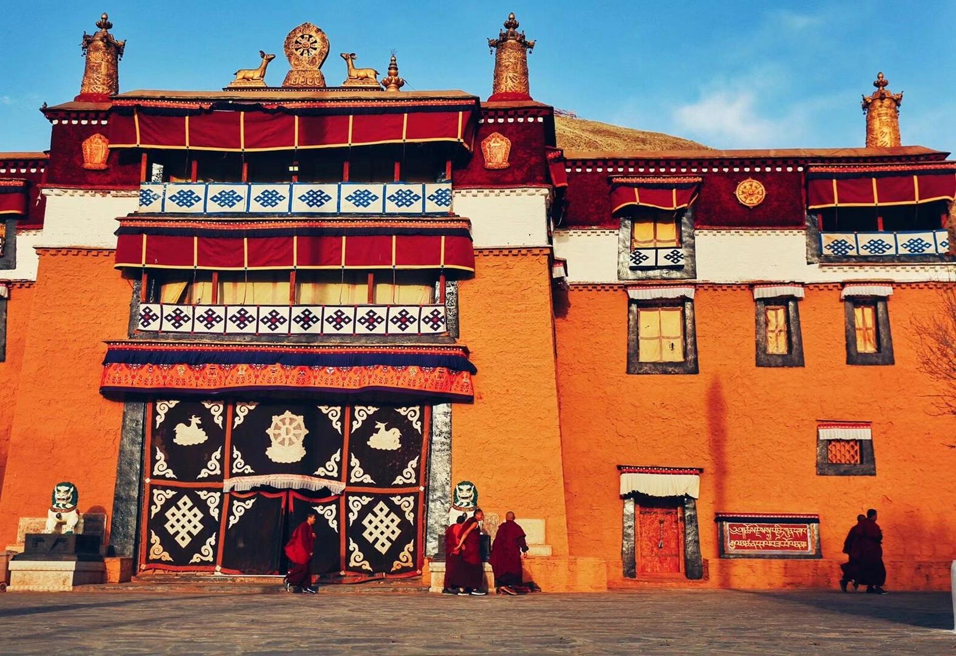 建于公元1300年 	 78157815公园1300年,洛桑扎巴活佛将白定寺