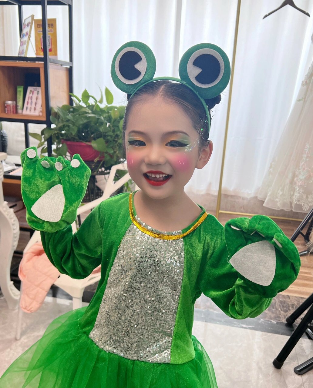 女童,青蛙表演妆 女童,青蛙表演妆