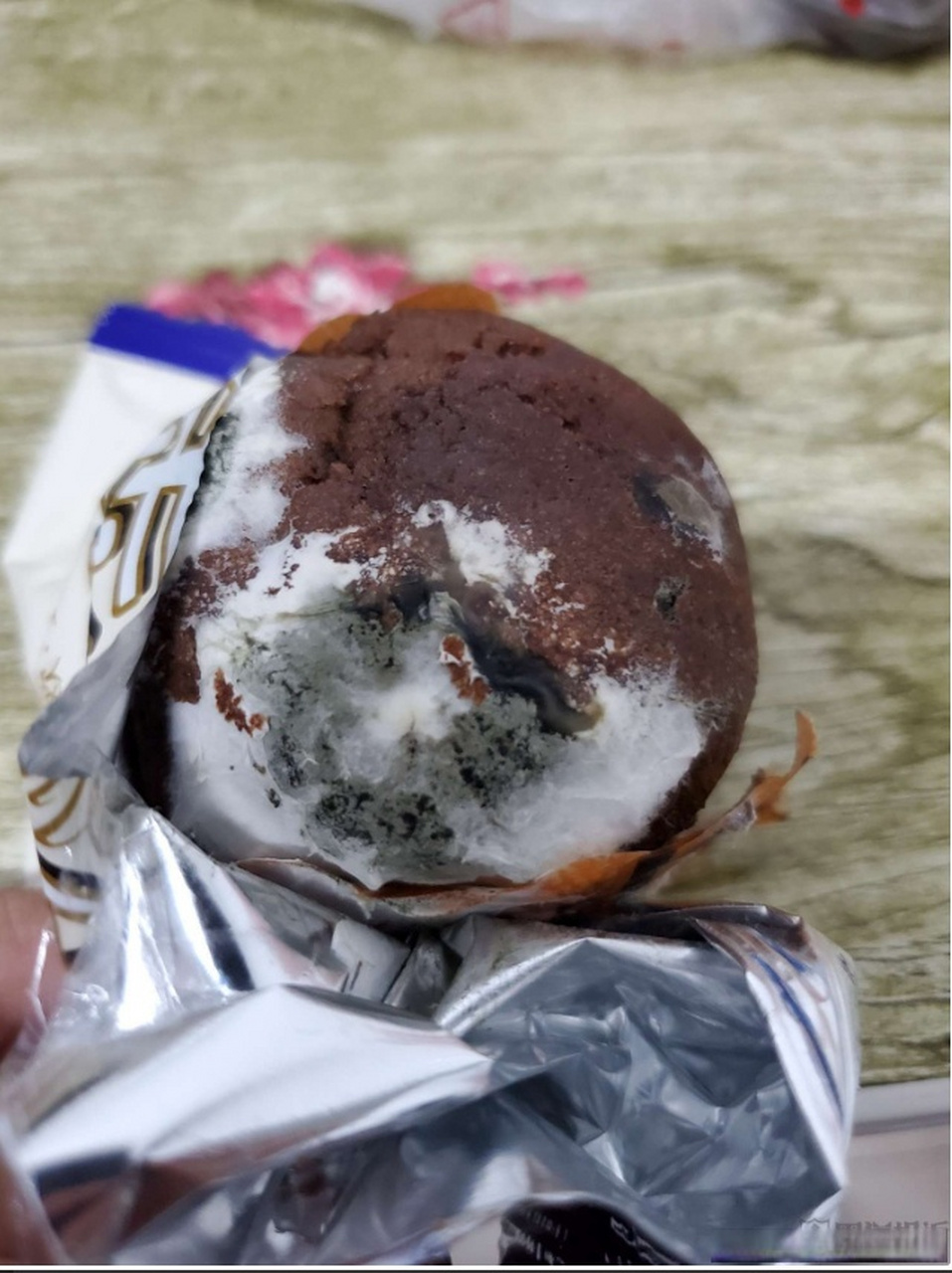 【康师傅妙芙蛋糕保质期内发霉 】 近日消息,有消费者在黑猫投诉平台