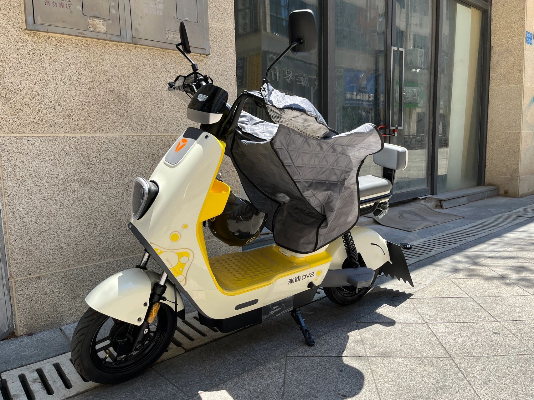 3500左右轻便电动车01雅迪冠能dv2真的可 新车新电池到手没充电骑了