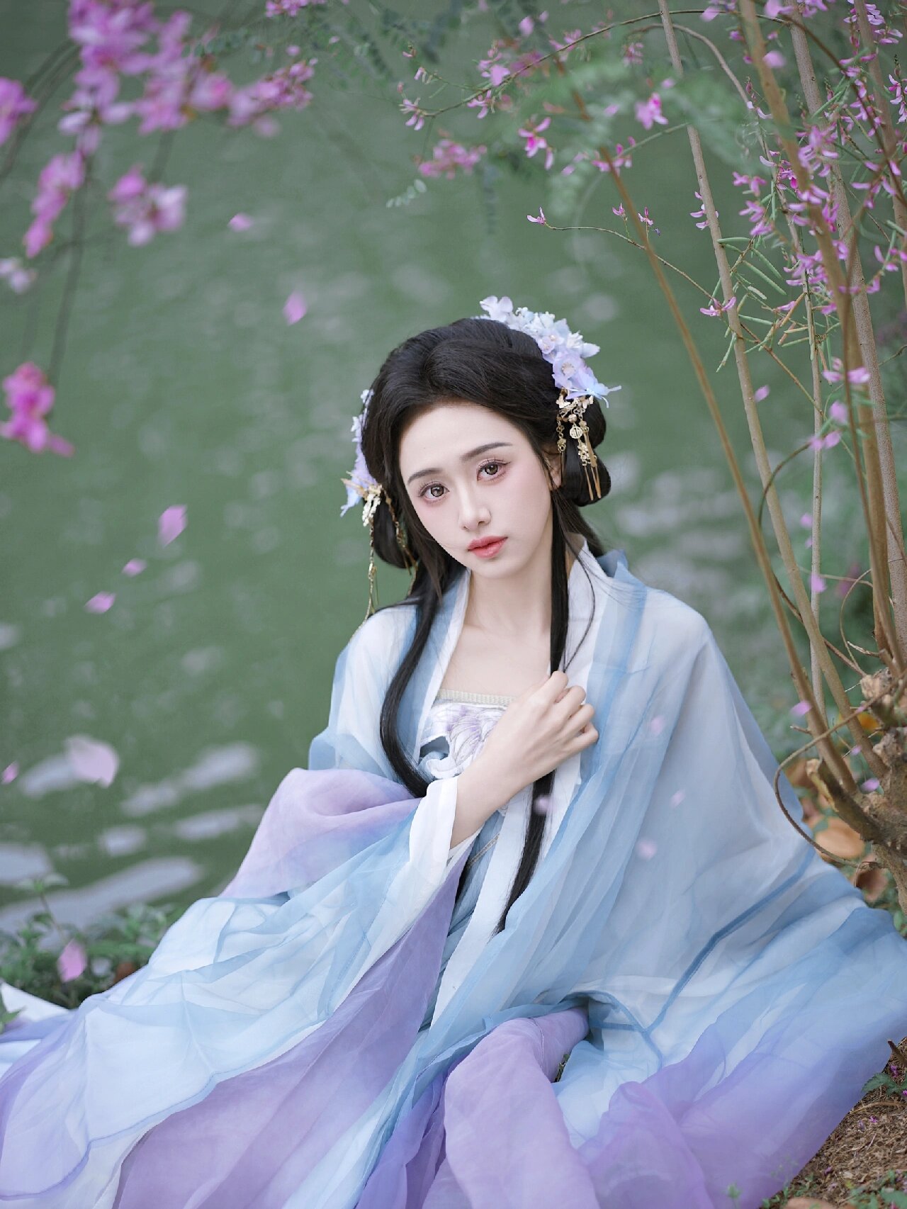 紫色的花花搭配蓝色的汉服好有一种柔弱清冷感 小姐姐太美啦!